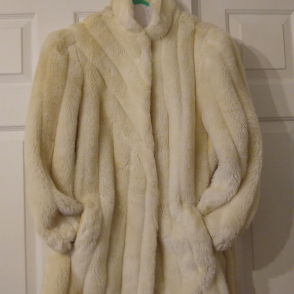 Lintage Off-White Faux Fur Coat - sz 15/16 - NOT Included in Bundling Sale - Picture 4 of 14